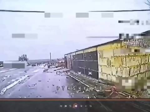 乌克兰军队袭击了位于胡里艾博勒轴线上的新米科拉伊夫卡的一处俄罗斯后勤基地