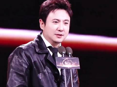 沈腾上台引全场欢笑，赵丽颖调侃其故意搞怪