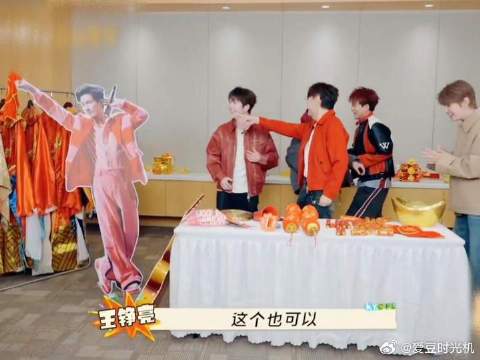 这五个人好吵！我好喜欢！又见生哥的人形立牌