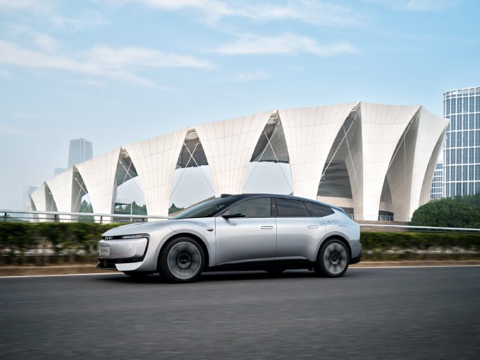 张晚意在奥迪新春短片《好事发「声」》中饰演的角色与奥迪E5 Sportback车型有哪些关联？