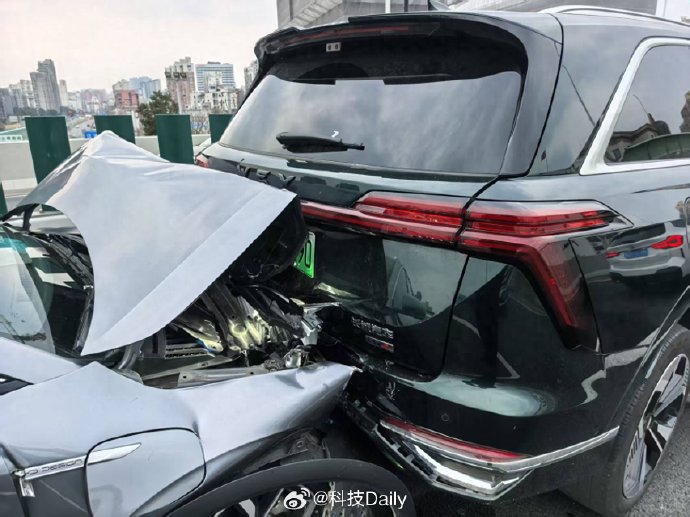 蓝山车主高速遇改道辅助驾驶成功避险，车身抗追尾结构守护安全