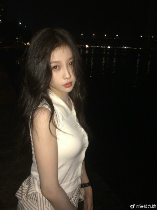 虞书欣近期在《云初令》剧组还有哪些与粉丝互动的暖心举动？