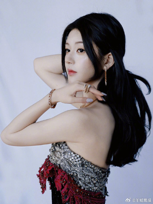 1174次热搜背后，迪丽热巴靠什么稳居年度热搜榜前三？