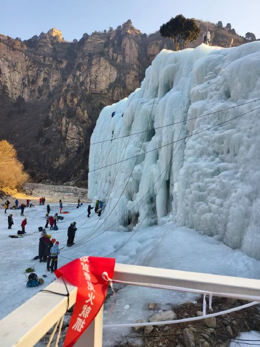 颁奖礼西装难挡攀冰魂！王一博台下小动作引爆反差萌