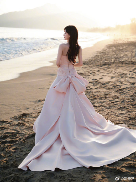 李一桐微博之夜海风造型出圈！抹胸长裙展现“老娘与海”自由气场