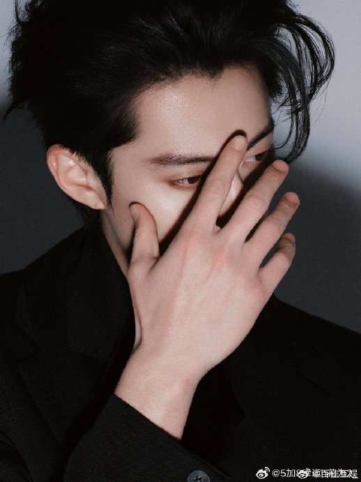 作为乐山人，王鹤棣在哪些其他场合也展现过他的川味幽默感？