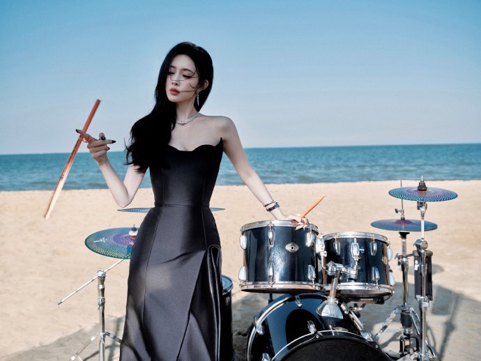 孟子义在2026年湖南卫视跨年红毯上的具体造型和祝福是什么？