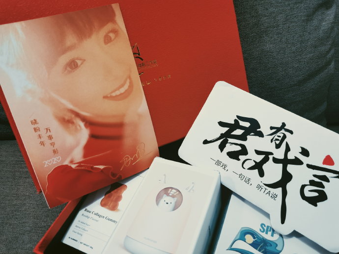 毛晓彤工作室和粉丝在回应马年祝福时有哪些有趣的互动？