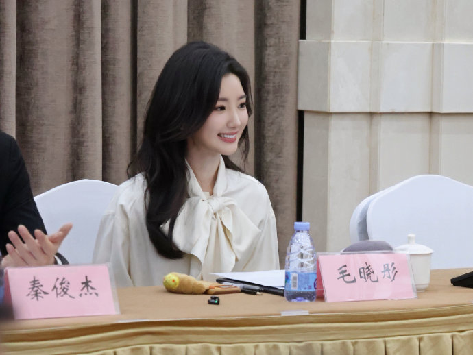 毛晓彤‘与快乐同行’的生活哲学具体体现在哪些方面？