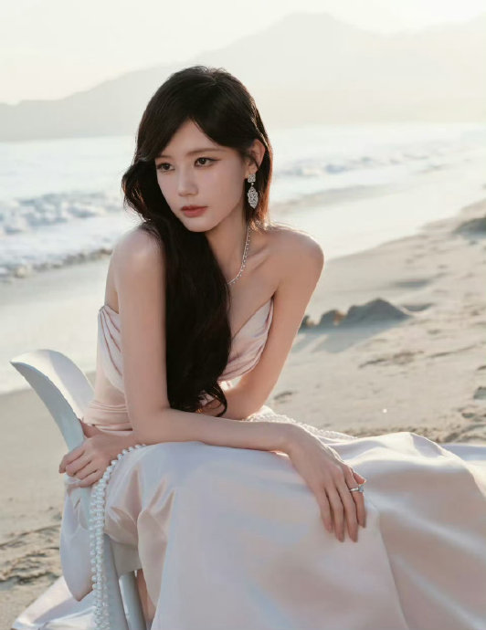 李一桐在微博之夜文案“老娘与海”想表达怎样的时尚态度？