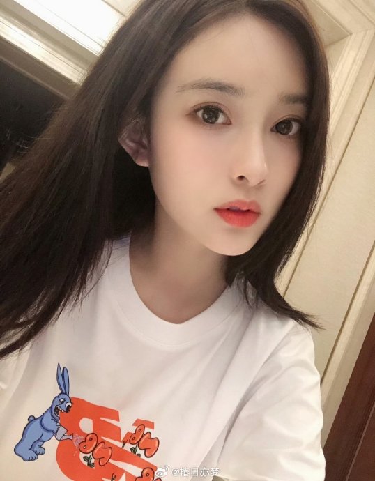 孟子义微博之夜被拍用手机当镜子，俏皮wink引爆热搜