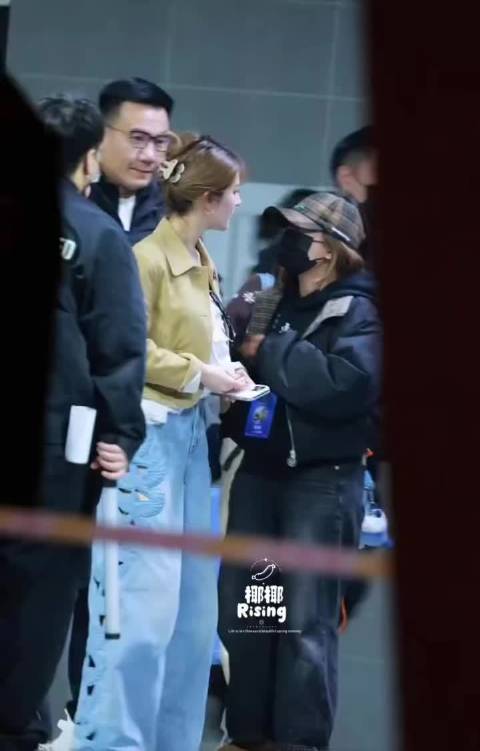 赵露思综艺录制下班路透，这造型有种松弛的美