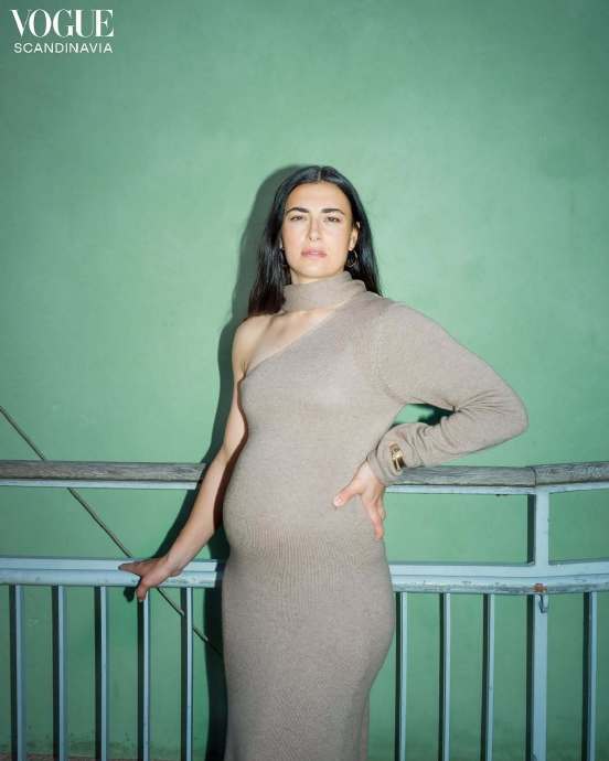 体育界如何看待运动员在生育后重返巅峰，并平衡家庭与事业的关系？