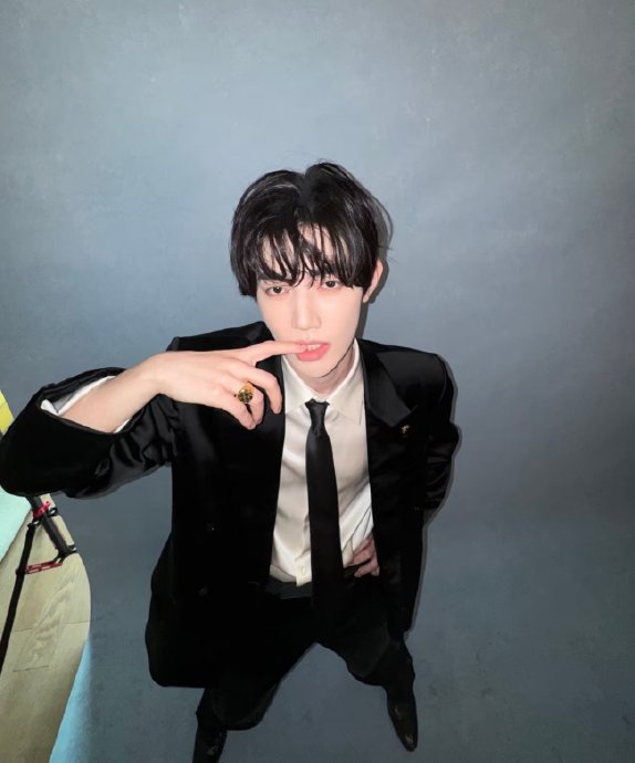 章昊微博之夜社交图鉴：9人同框，与王一博段宜恩互动引热议