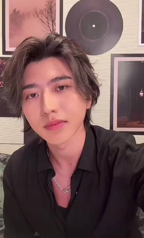 蔡徐坤直播回应新专筹备，称将推中文专辑