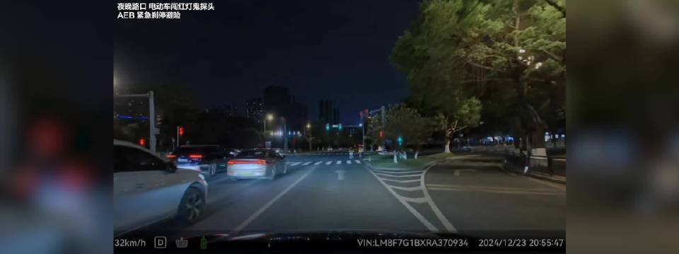 问界M9星光夜车主分享主动刹停、卫星救援案例