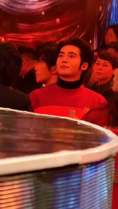 于适亮相春节档片单发布会，台下沉浸听歌摇头晃脑