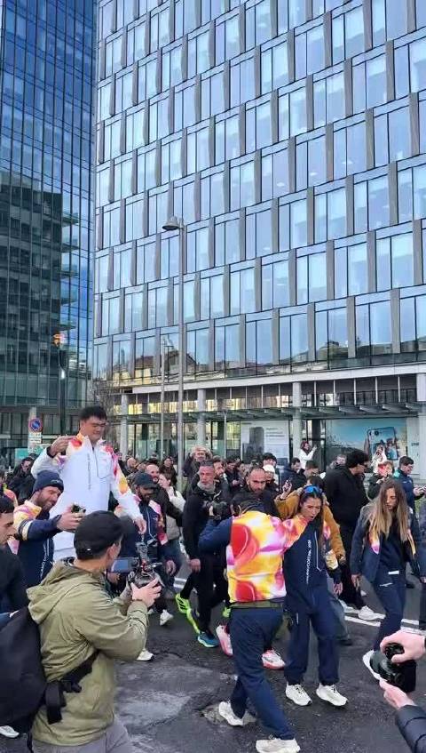 在国际米兰总部楼下手持奥运火炬的姚明