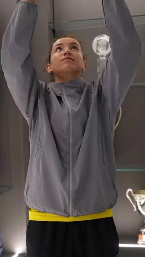 朱婷与队友传递米兰冬奥会吉祥物