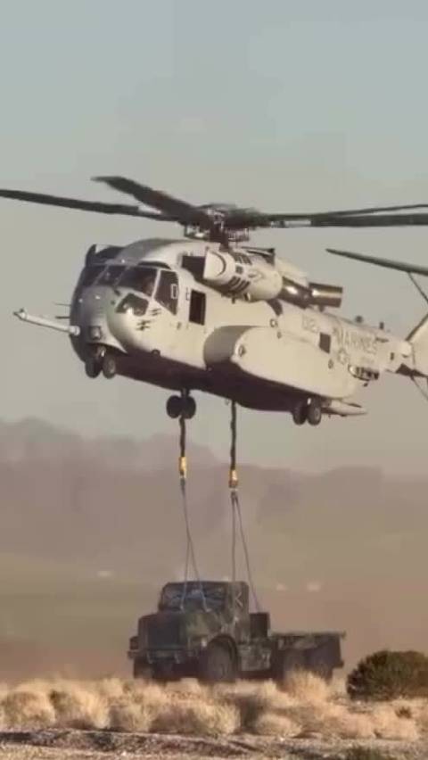 MD四等人的CH-53K“种马王”直升机吊运一辆约13吨重的“中型战术卡车”(MTVR)