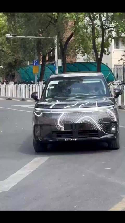 这视频还带着变焦，不是小鹏自己拍的你信吗？