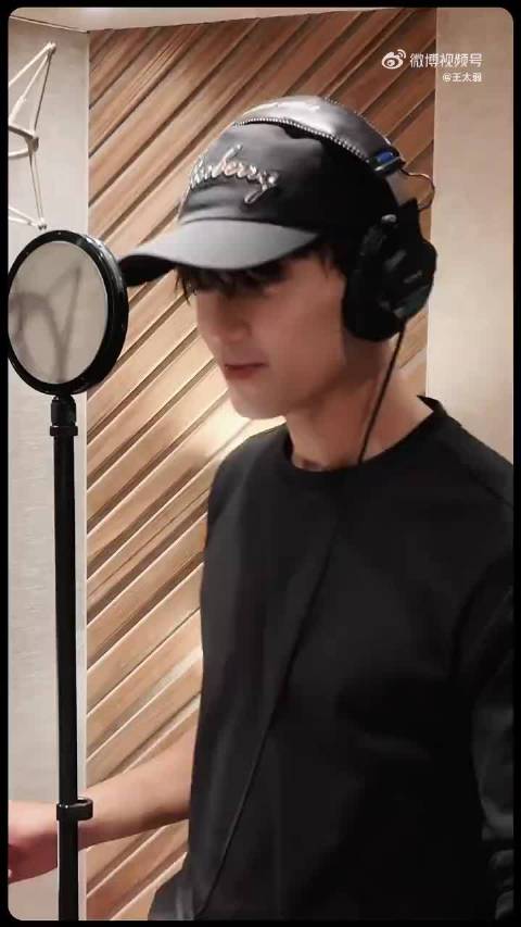 吴磊录音棚展反差魅力，daddy舞台baby切换自如