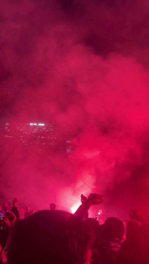 赛前在奥特伊看台下的烟火