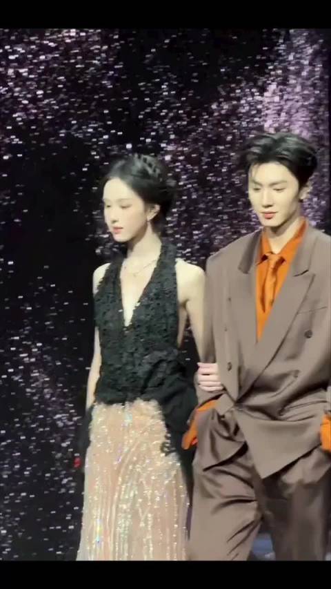 陈都灵陈哲远红毯造型获赞豪门姐弟，后台互动反差萌