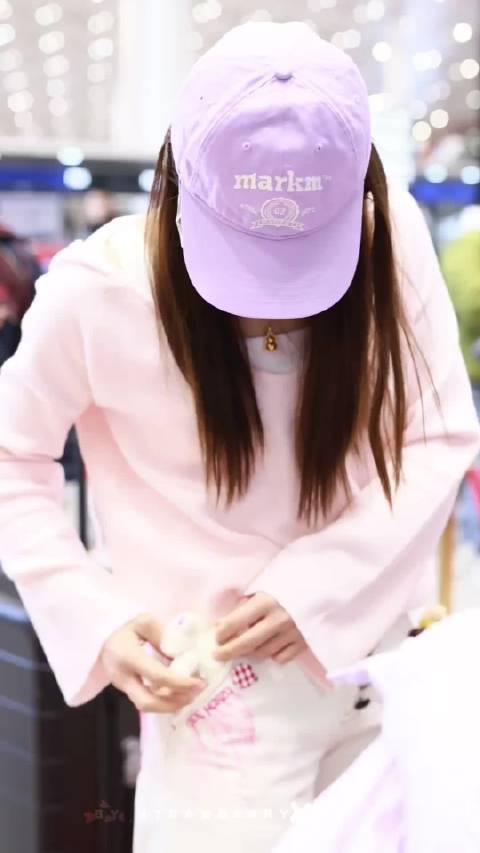 陈梦抵达米兰享受美食，海外日常治愈温暖