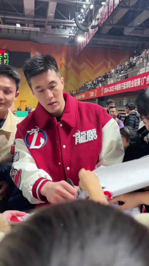 郭艾伦赛场内外展现纯粹热爱与家庭担当