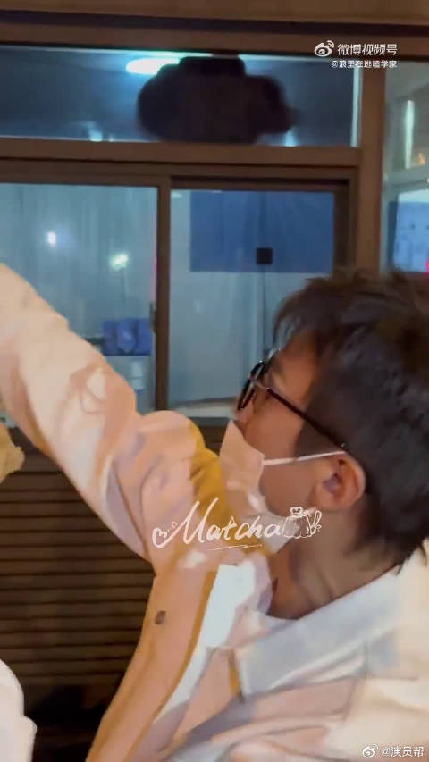 邓超过生日吹蜡烛，没吹灭还一脸惊讶说你们耍我，超哥的可爱是藏不住的