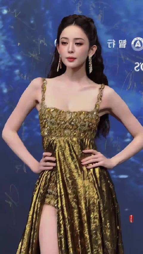 微博之夜古力娜扎红毯亮相，好权威的一张脸微博之夜微博之夜名场面