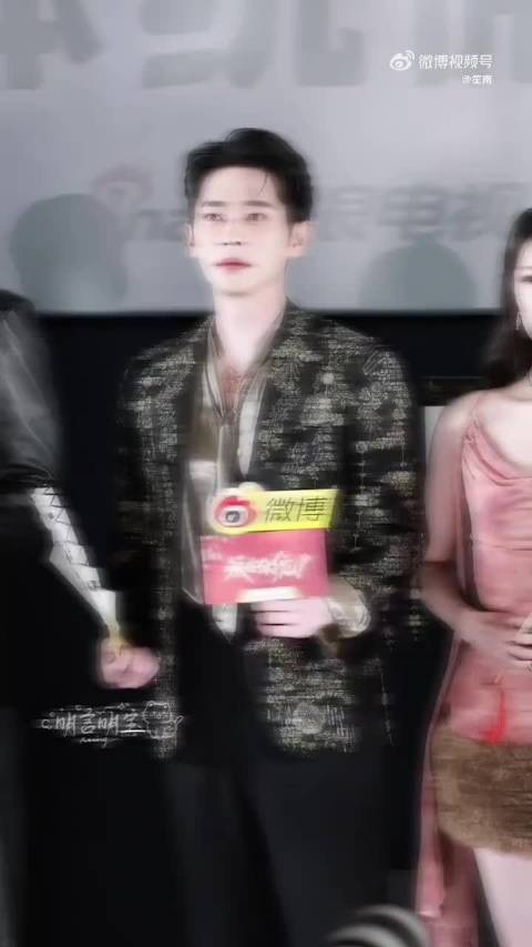 丞磊身材比例引热议，镜头感强如T台男模