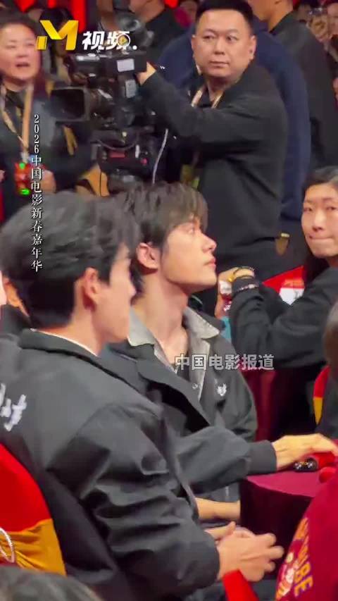 易烊千玺现身中国电影新春嘉年华 与《惊蛰无声》剧组一同亮相