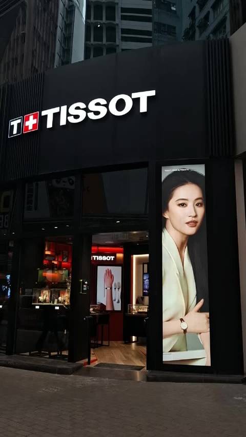 刘亦菲代言天梭地广亮相香港旺角海港城