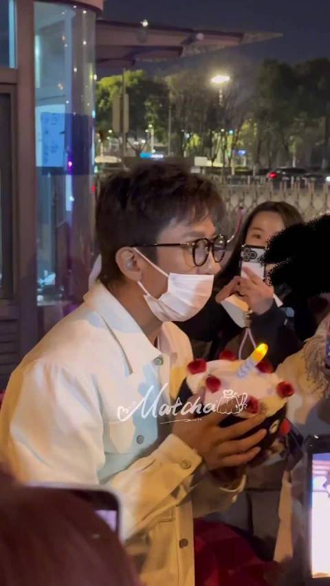 邓超吹蛋糕蜡烛失败急喊被耍，搞笑堪比春晚小品