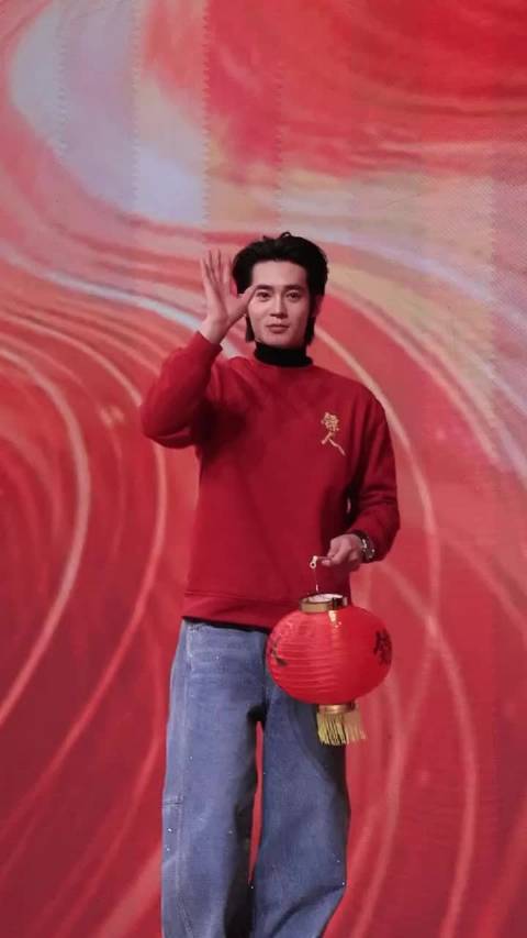 于适新春嘉年华造型惊艳，红卫衣甜酷切换