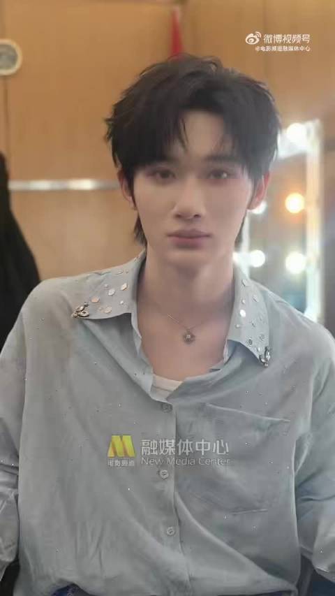 余宇涵舞台喊师兄好展现刻进DNA的礼貌