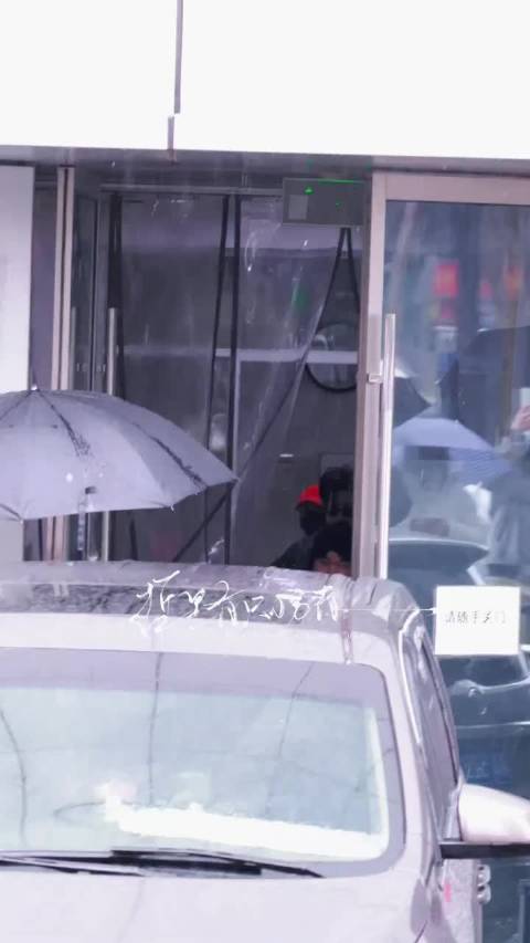 陈哲远好六上班路透，看我们哲远帅成啥了啊啊啊，好六玩的开心吖