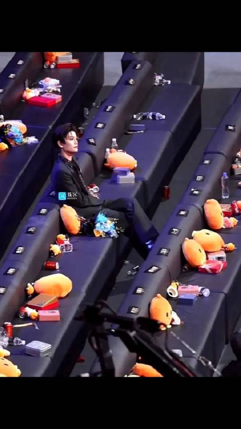 丁禹兮微博之夜端坐4小时52分钟引热议