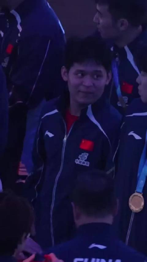 国乒亚洲杯后拍合照，周启豪林诗栋互动欢乐