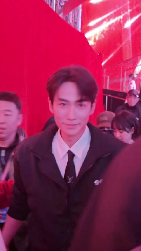 对视？那我不客气了 完全是boyfriend来的