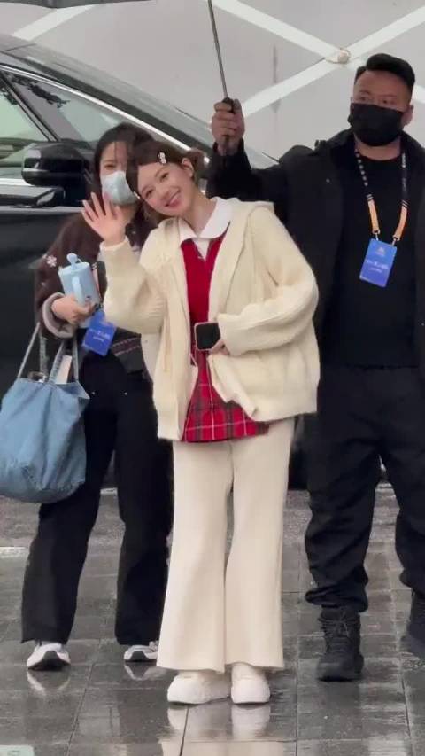 赵露思今日综艺上班路透 好萌的丸子头