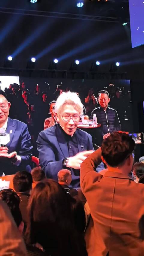 刘谦现身M9星光之夜表演魔术引余总震惊