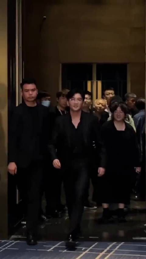 53岁苏有朋状态年轻未婚未育引热议