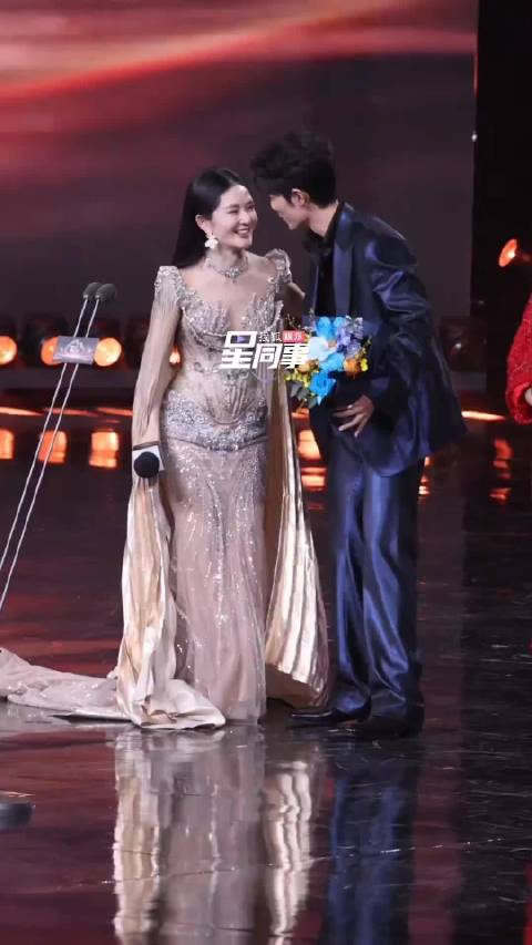 谢娜和肖战说悄悄话，都是很好的两个人啊！友谊长存 微博之夜名场面