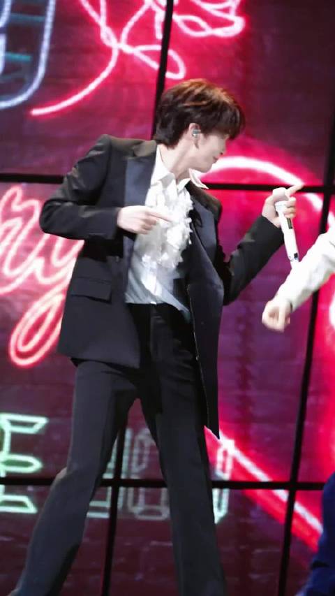 王赫野苏有朋颜人中复古唱跳《宝贝对不起》嗨翻全场