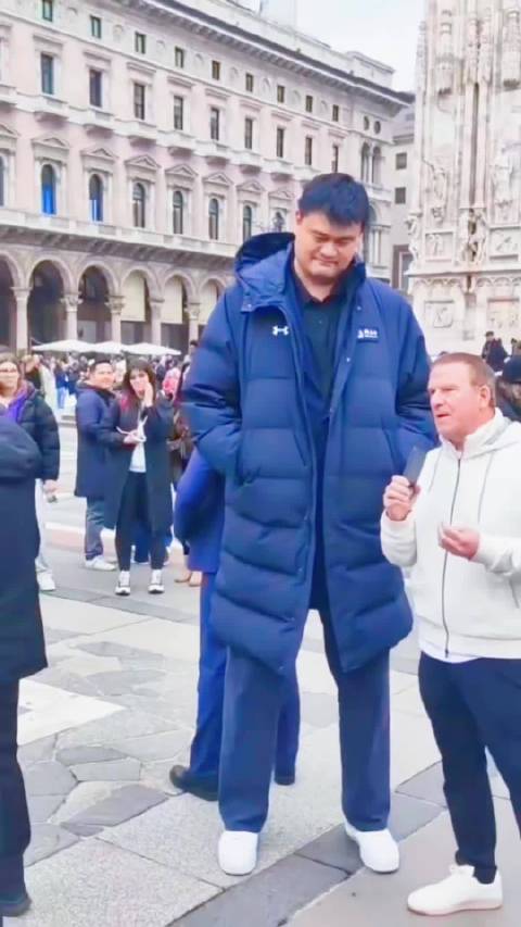 姚明和美国驻意大利大使，火箭队老板费尔蒂塔在米兰出席活动