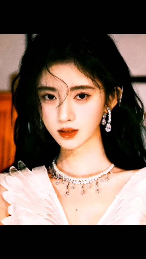 鞠婧祎光鲜背后藏疲惫引粉丝心疼