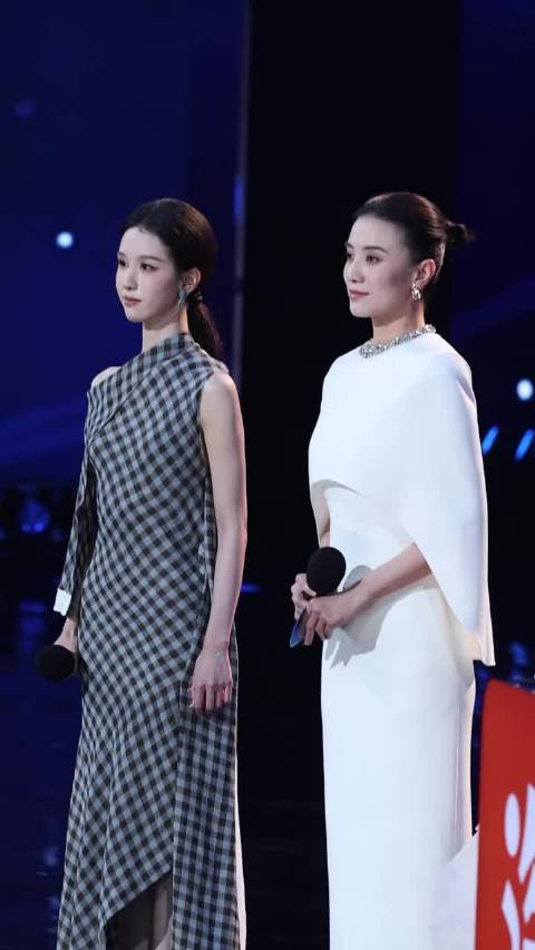 微博之夜陈都灵宋佳同框，气质出众引热议